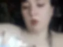 Леона наслаждается сливками с груди