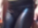 wechselte in Lederleggings