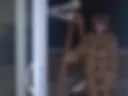 Je suis dehors et je squirts sur mon balcon