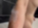 Je me doigte le cul dans mon bain