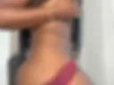 Chupando un dildo y moviendo el culo