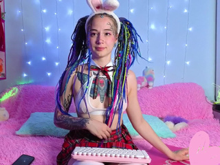 озорная школница ждет, чтобы ее наказали