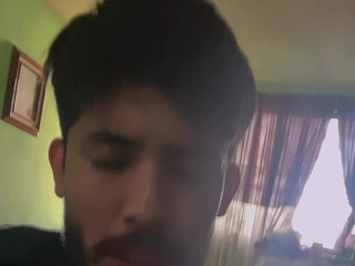 Dando leche a una amiga por video