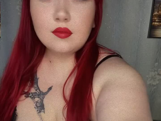 Вау на кровати в черном белье