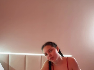 Девушка в красном