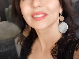 в черном нижнем белье