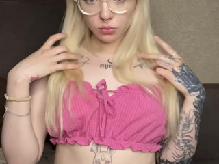 My top keeps slipping down help me hold it in place!
